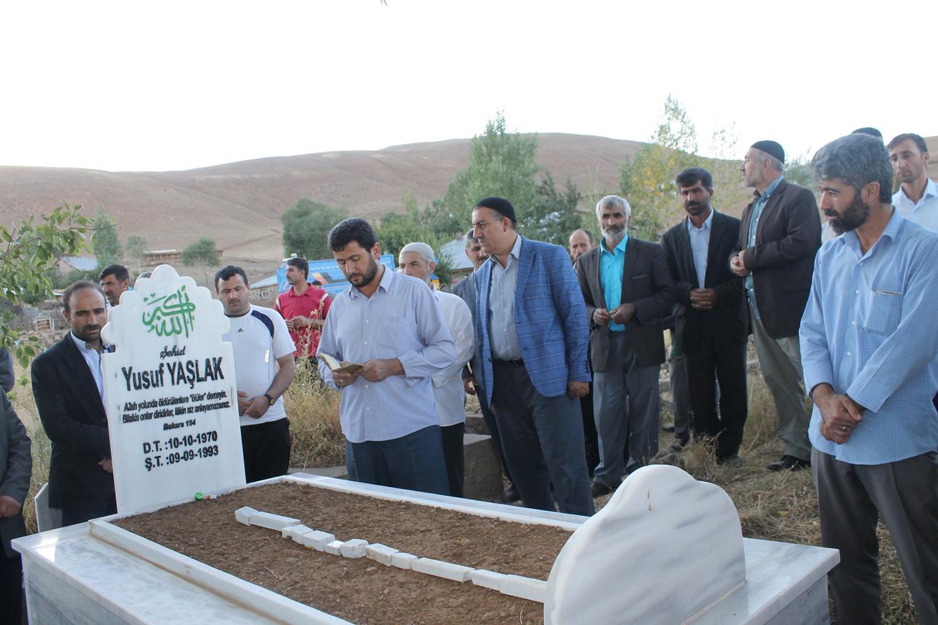 Şehit Yusuf Yaşlak mezarı başında anıldı Şehit Yusuf Yaşlak mezarı başında anıldı